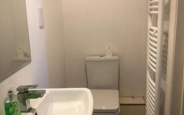 1 Bedroom Available 5 Minute From Centre & Station