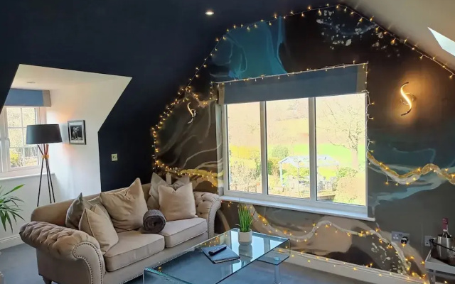 Romantic Chalet- Hot Tub- Games Room-stream-views