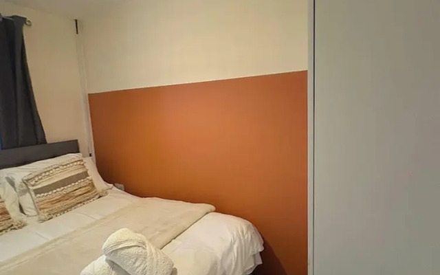 Spacious 3-bed House - Sleeps 8, Garden & Parking
