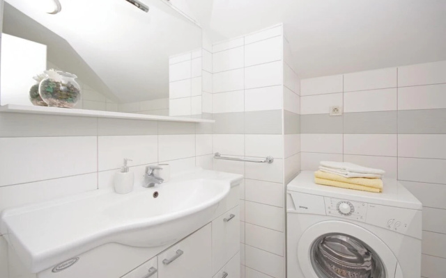 Beautiful Home in Makarska With Wifi and 2 Bedrooms