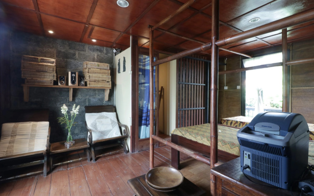 NILA HOUSE, Sharia Family Home Stay by ZUZU