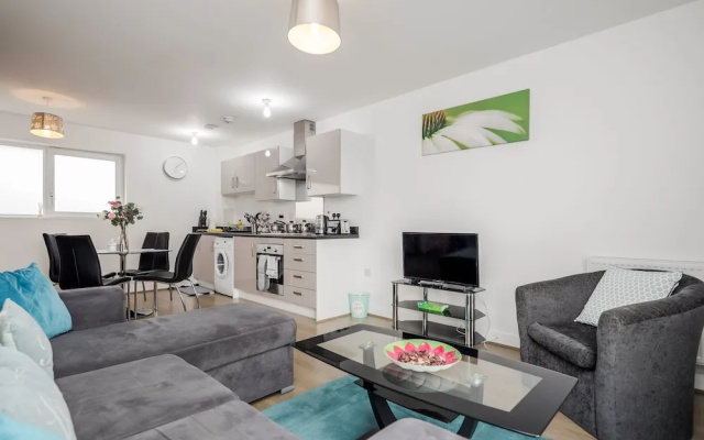 Impeccable 2-bed Apartment in Romford
