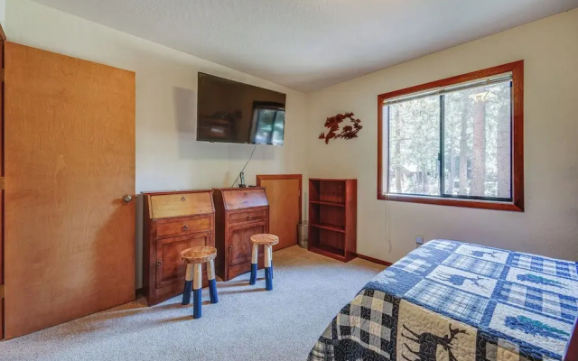 Home 1 Mi to Downhill Ski Resort: Bring Your Pets!