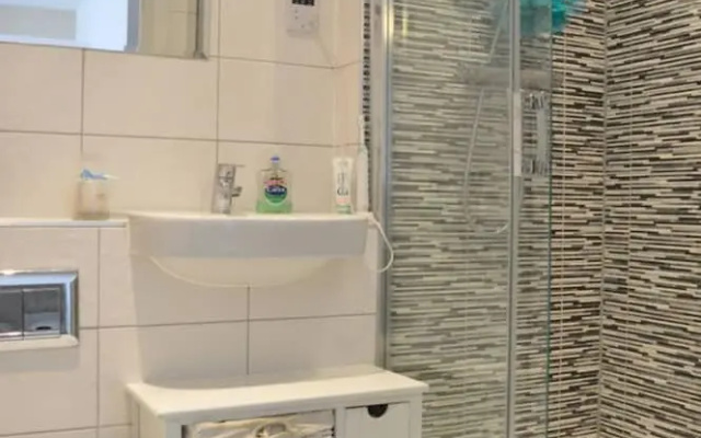 Modern 2 Bedroom East London Apartment With Balcony