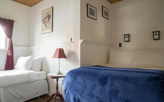 Blue Mountain Lodge Bed & Breakfast