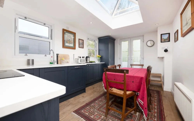 Charming 3-bedroom Flat in Prime Location