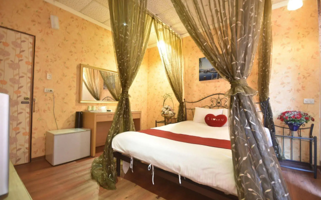Sun Moon Love Hotel