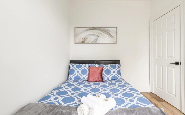 Warm Cozy 2 Bedroom Apartment w Netflix