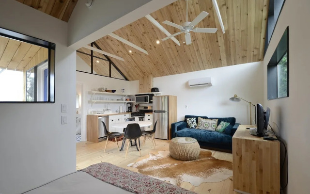 1BR SoCo Treehouse Studio by RedAwning