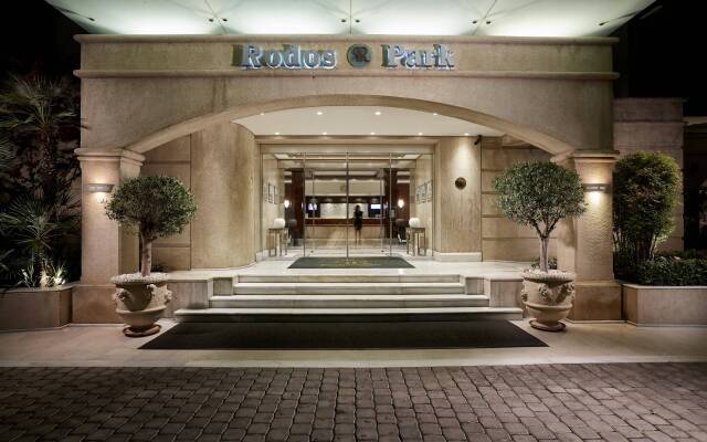 Отель Rodos Park Suites & Spa вид на фасад