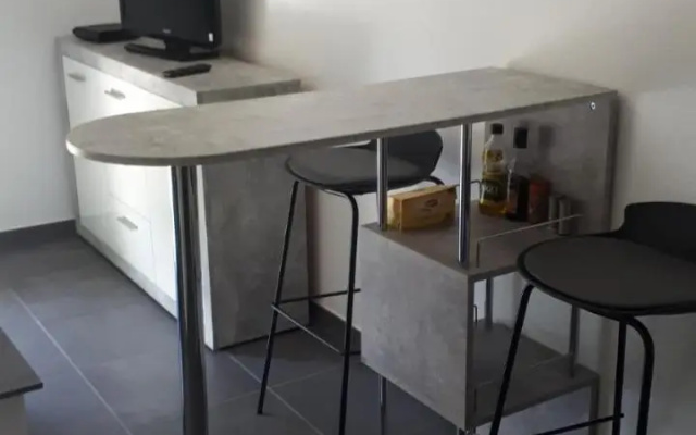 charmant studio dans résidence neuve et calme