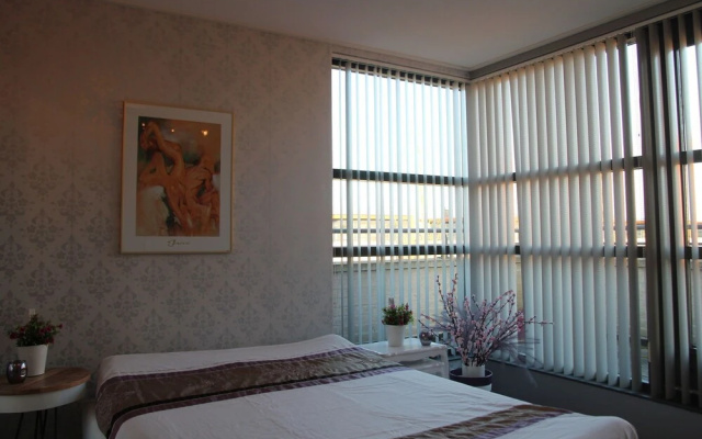 Sunny Holiday Home in Alkmaar on the Water