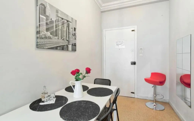 2BDR OlympianZeus Apt with Netflix