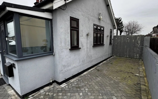 Charming Bungalow Rental in Rainham Comfort and Convenience