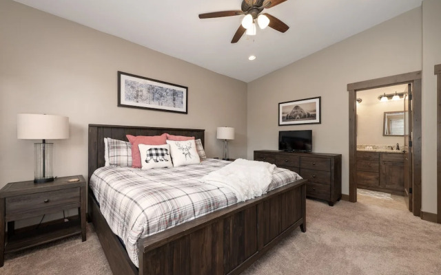 Mountain Haus 4 Bedroom Home by RedAwning