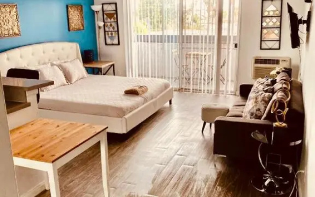 Hollywood Studio with Pool and Balcony