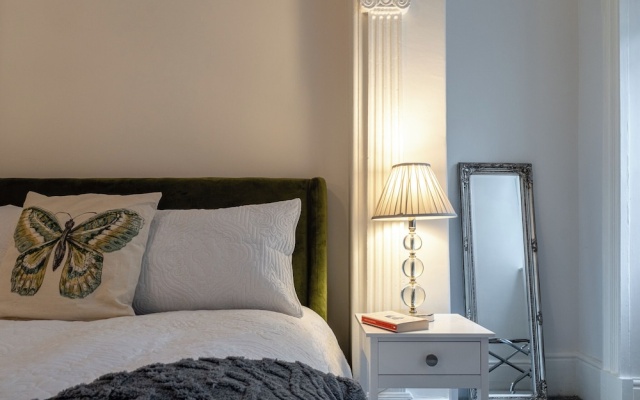 Garden Flat Apartment in Grosvenor Place