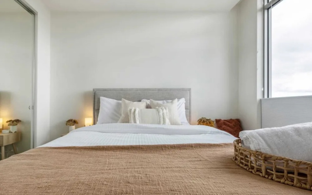 Stunning View 2-bed in Port Melbourne w/ Parking