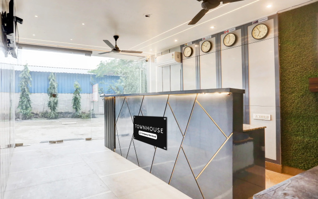 Townhouse by OYO Haibowal Chowk Near DMC