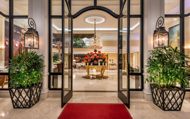 Beverly Hills Plaza Hotel вид на фасад
