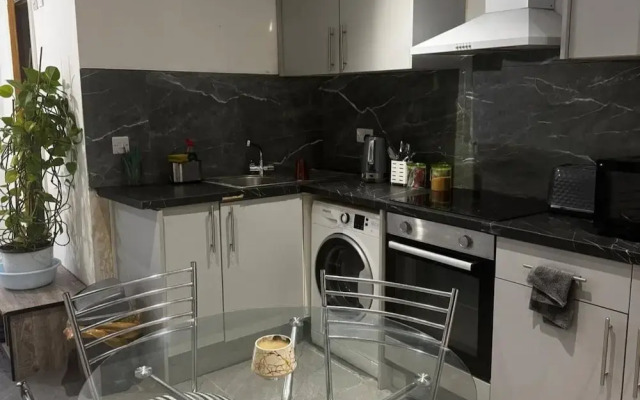 Cosy Central Home - Sleeps 5, Free Parking & Patio