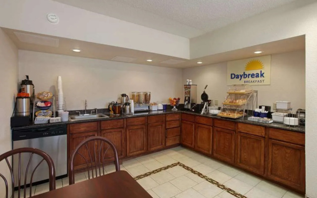 Days Inn By Wyndham Salina South