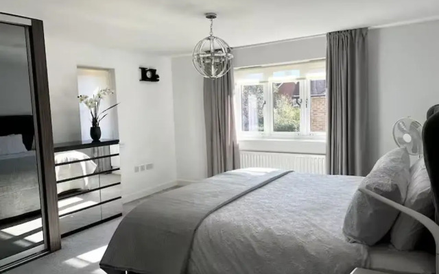 Horley Hideaway - 4 Bedroom House- Sleeps 7