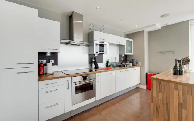 Deluxe three bedroom Apartment by London ExCeL Stays