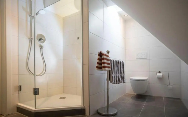 In-der-RAEUCHERKAMMER-die-Superior-Suite-ueber-den-Daechern-der-Altstadt