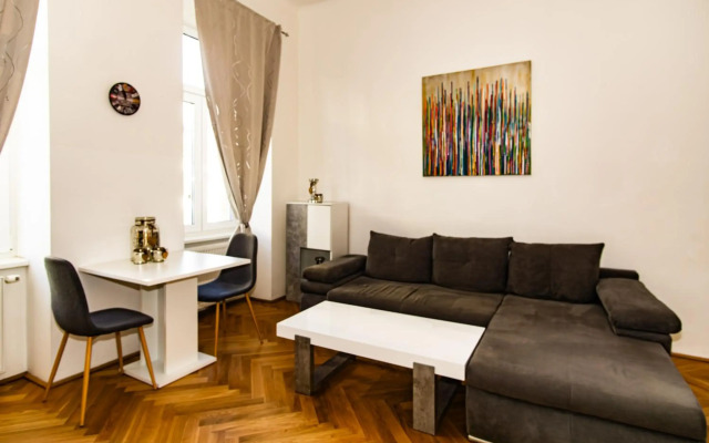 Raimond Apartment