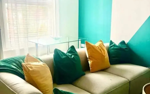 2 Bed Flat - Sleeps 5 - Pets - Parking - Wifi