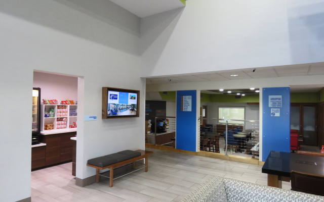 Holiday Inn Express & Suites Burlington by IHG
