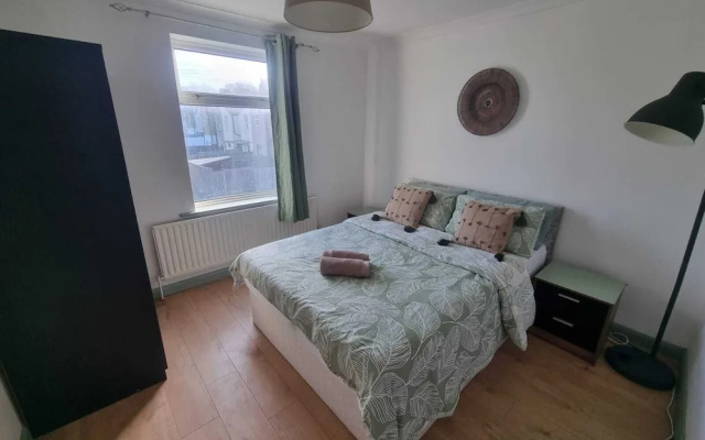 Elegant 4-bed House in Dartford