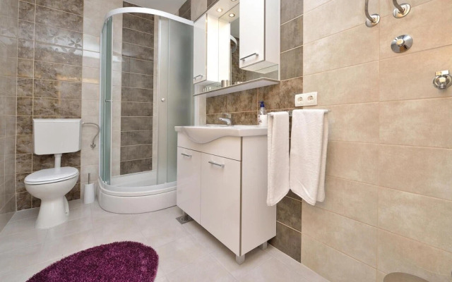 Stunning Home in Vrsi-mulo With Wifi and 2 Bedrooms