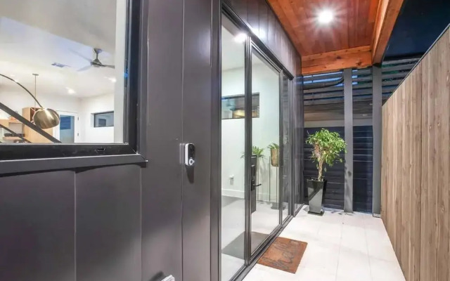 South Lamar Luxe Creekside Hot Tub