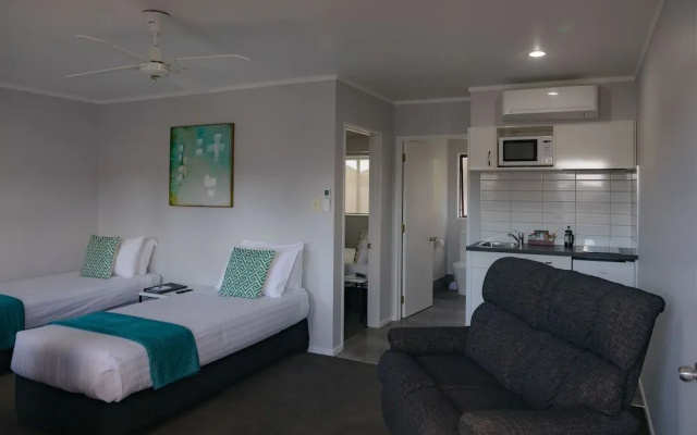 Bk's Palm Court Motor Lodge