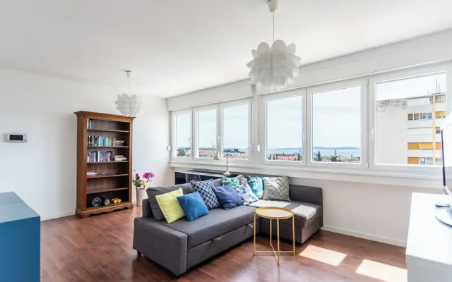 Comfortable apartment with great city and sea view