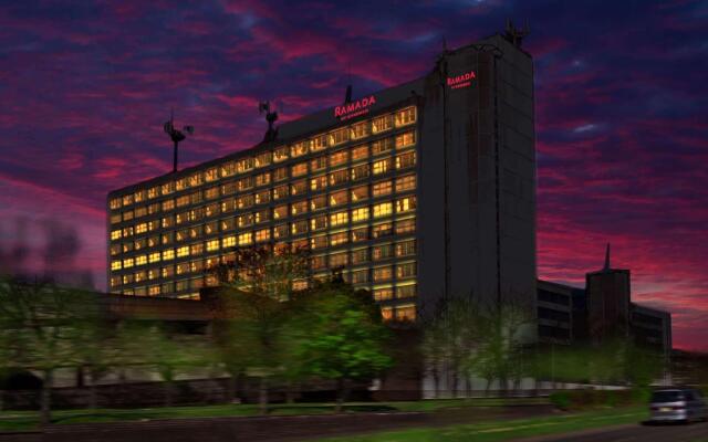 Отель Ramada by Wyndham East Kilbride вид на фасад