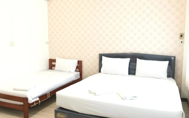 Sandee Room