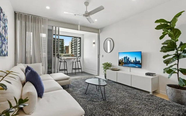 Stellar Location With Parking, Pool & Gym Access