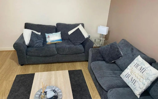 Cosy 3-Bedroom House, Stones Throw To Beach