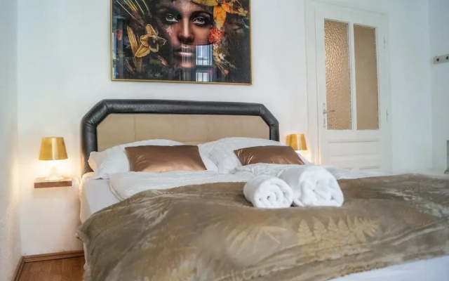 Chic Apartment Near Downtown