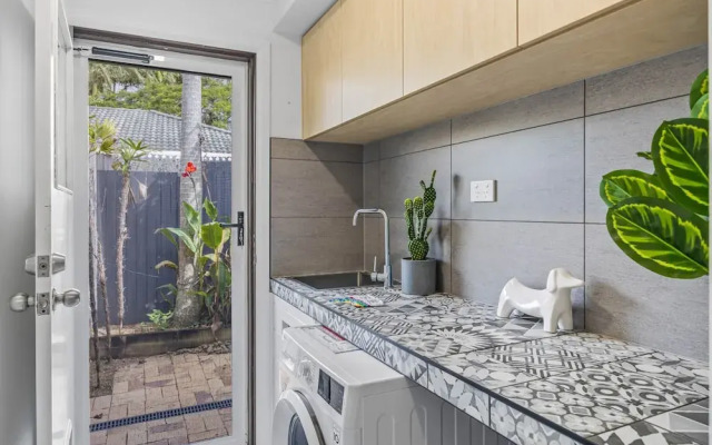 Trendy 2-bed Home With Outdoor Entertainment