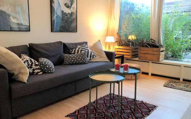 Quiet Holiday Home in South Holland by the Lake