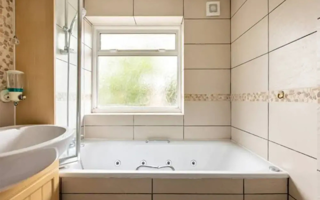 Cosy 3 Bedroom House in Kingston