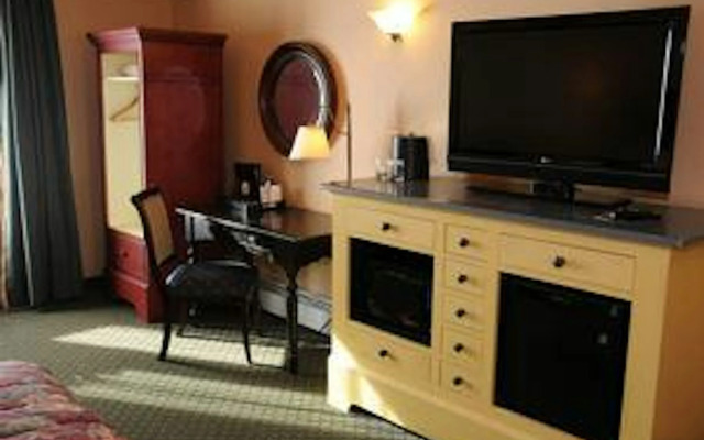 Pike's Waterfront Lodge