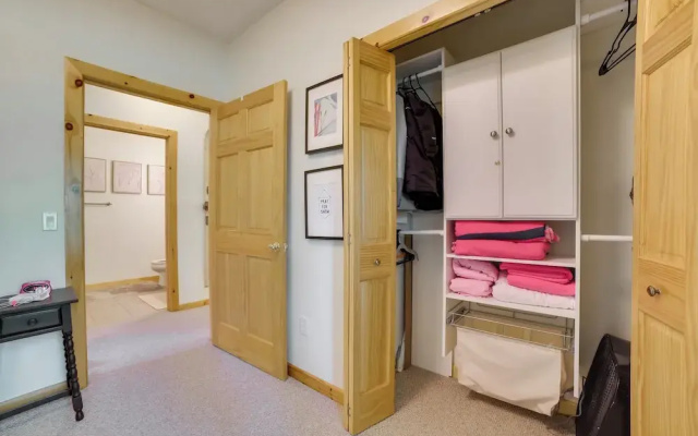Modern Bellaire Condo: Pool Access, Near Skiing!