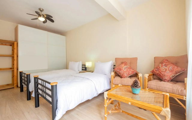 Flat with Garden Close to Coast in Uskudar