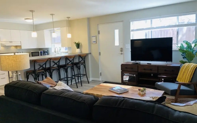 Modern & Chic Condo in the Heart of Old Town