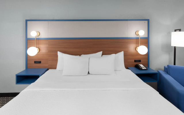 AmericInn by Wyndham Reedsburg